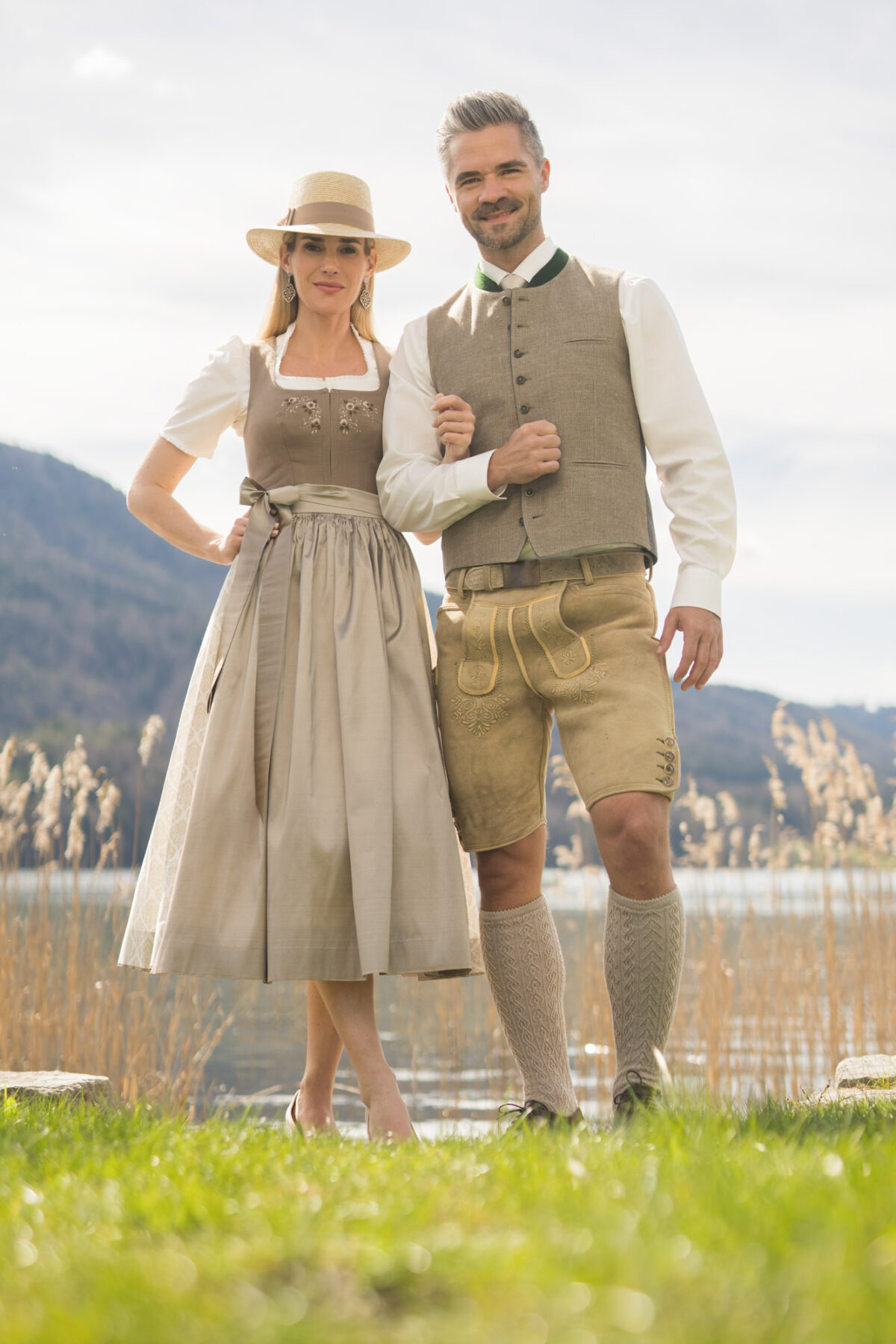 Heimatwerk Dirndl mit Handstickerei – Bild 4