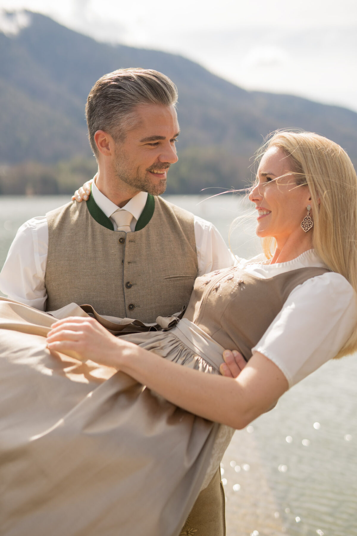 Heimatwerk Dirndl mit Handstickerei – Bild 3