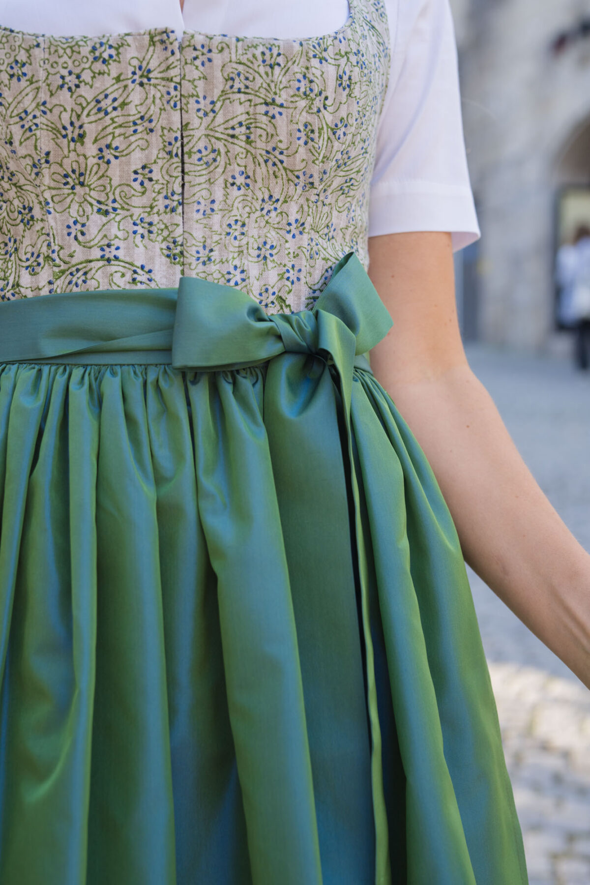 Heimatwerk Dirndl mit Leinenoberteil – Bild 2