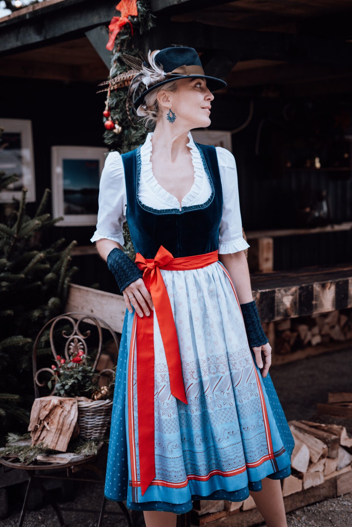 Heimatwerk Samtdirndl mit Handdruckschürze