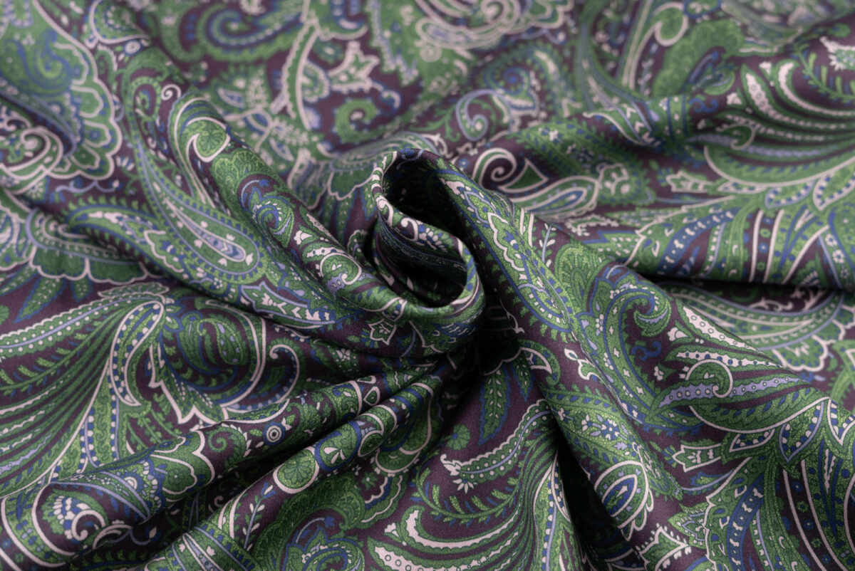 Baumwollsatin beere-blau-grün Paisley