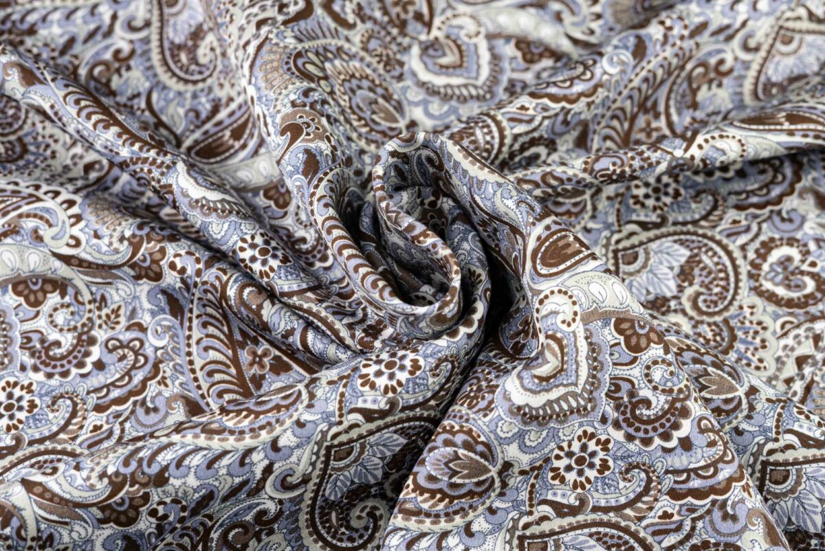 Baumwollsatin flieder-braun Paisley