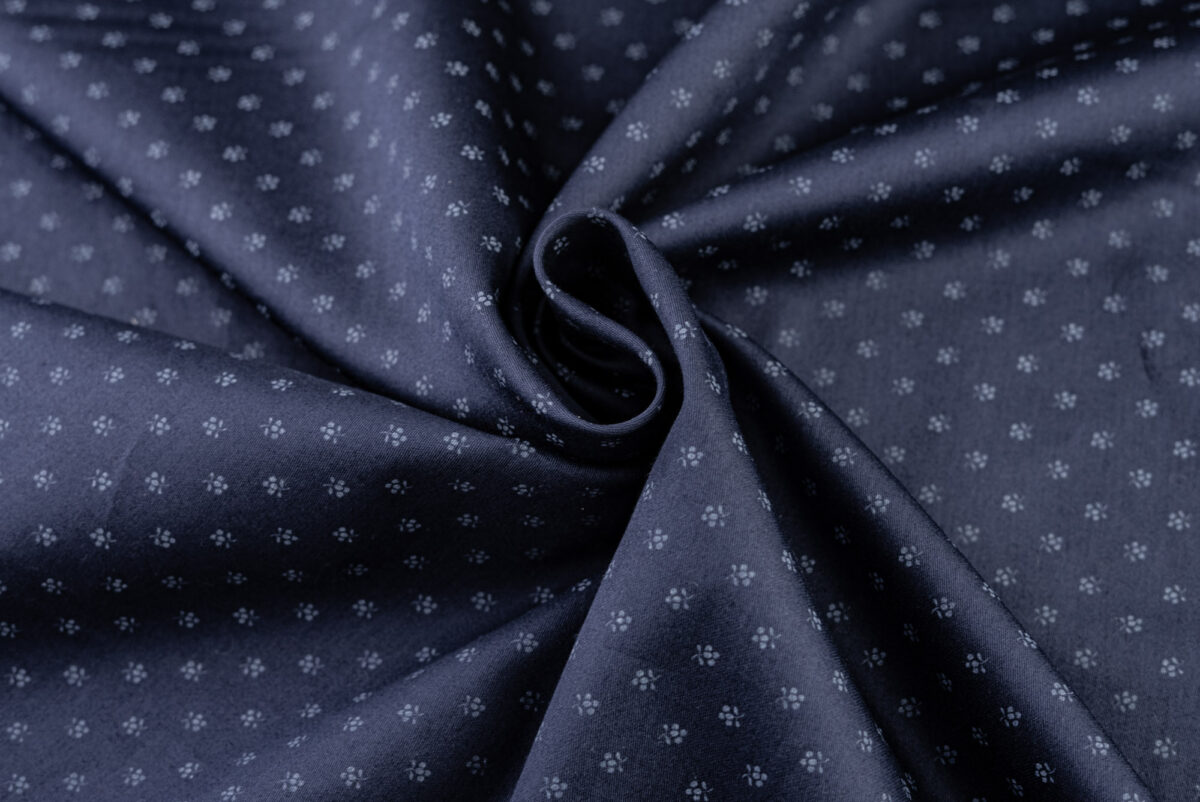 Baumwollsatin dunkelblau Modeldruck