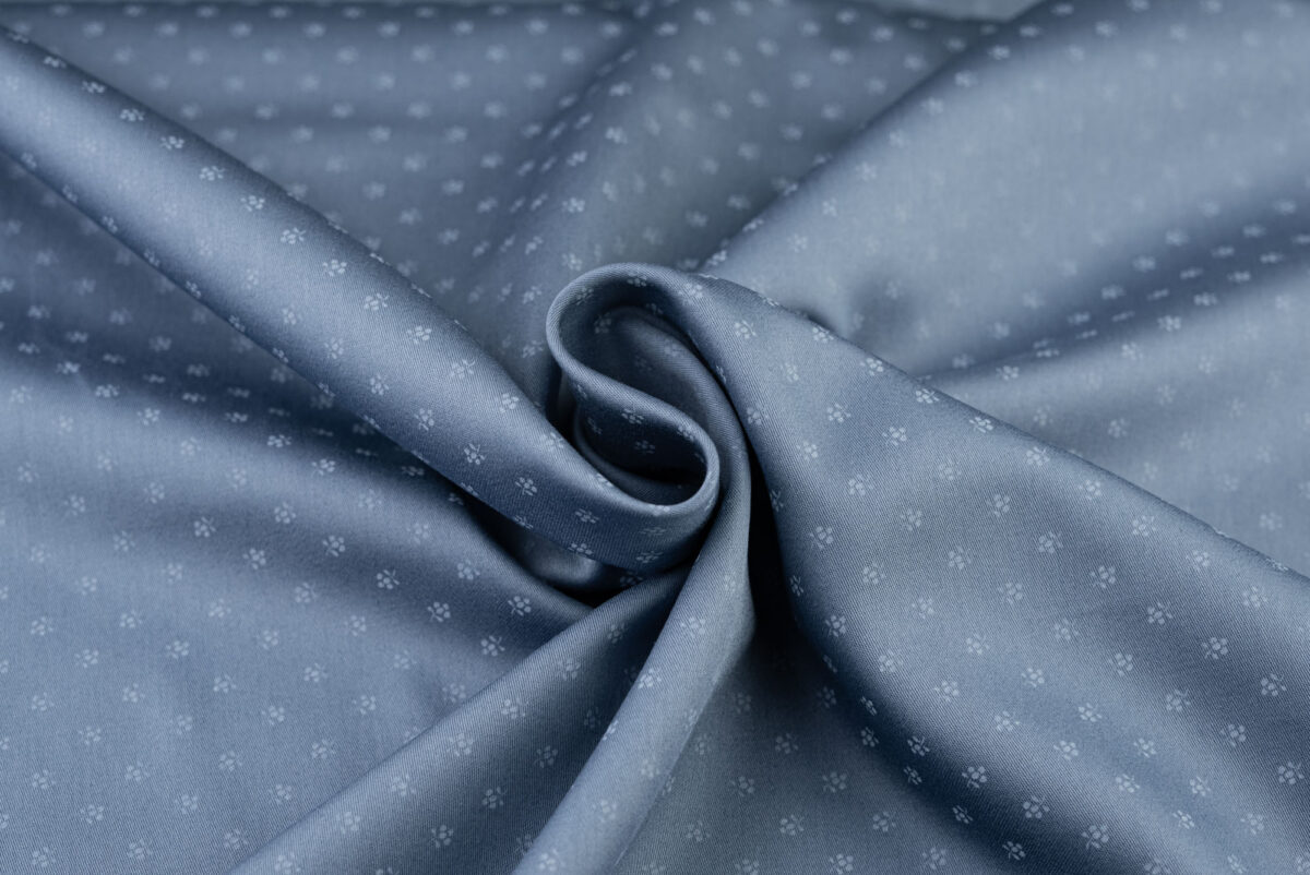 Baumwollsatin rauchblau Modeldruck