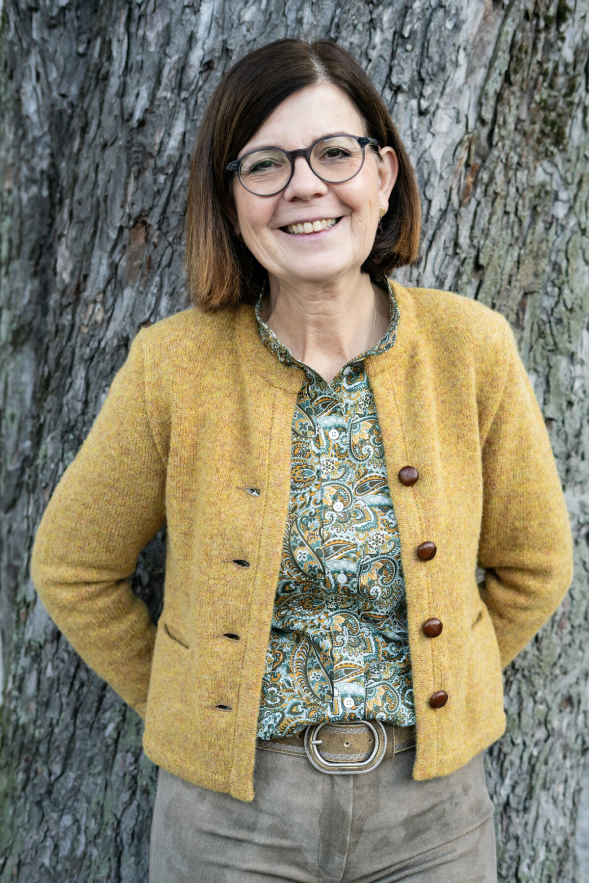 Kurze Strickjacke mit Armschlitzen