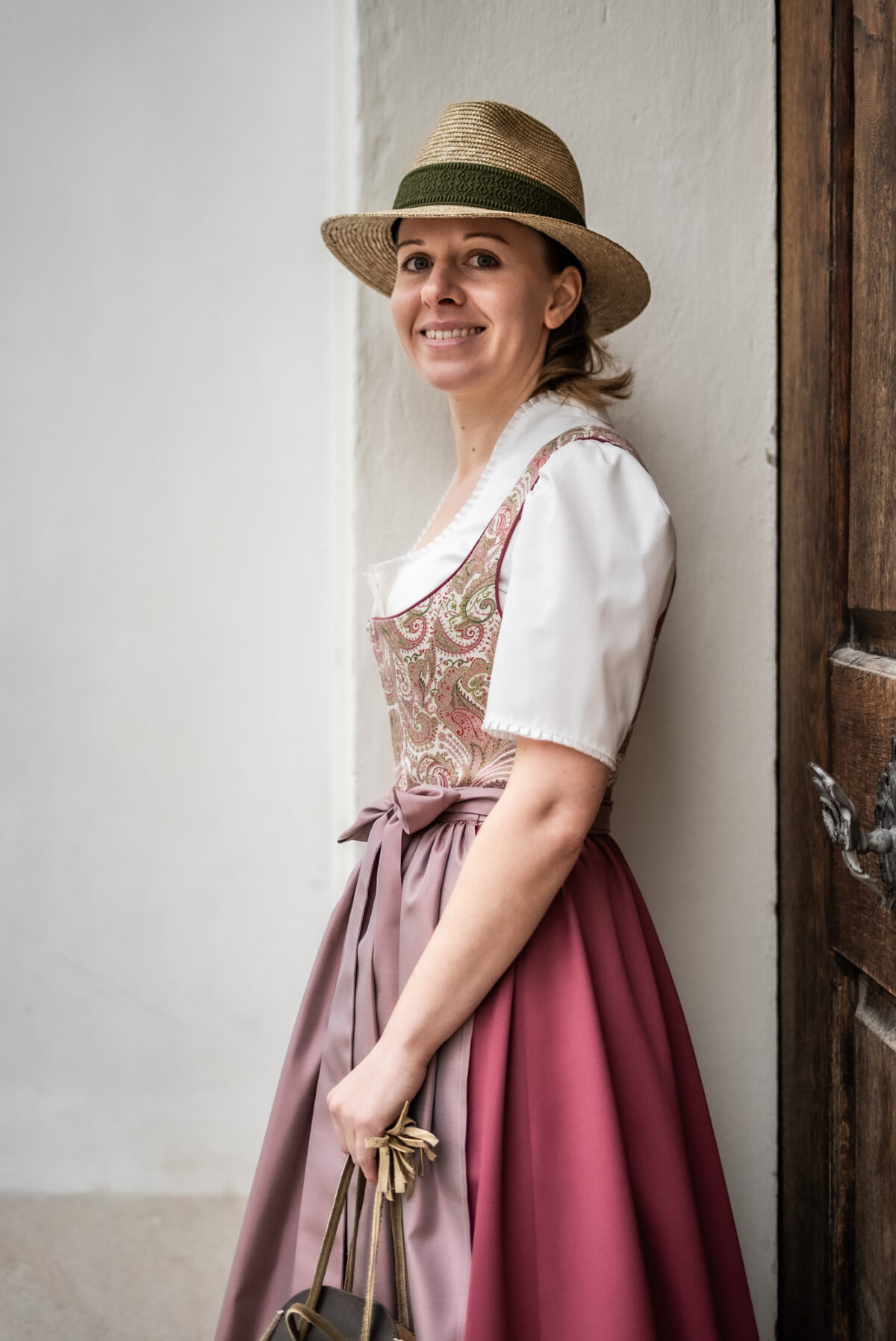 Heimatwerk Dirndl mit Seidenschürze – Bild 5
