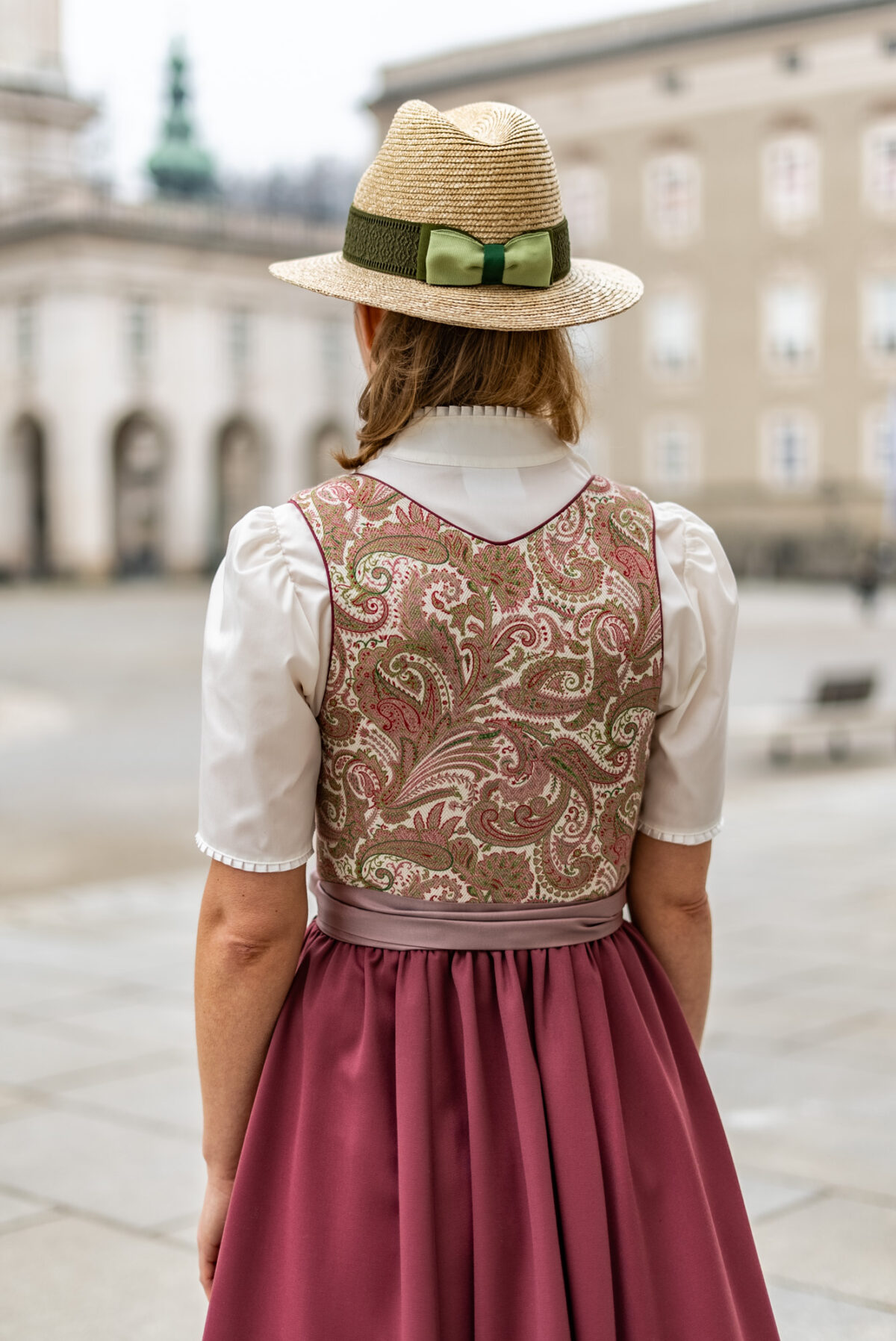 Heimatwerk Dirndl mit Seidenschürze – Bild 8