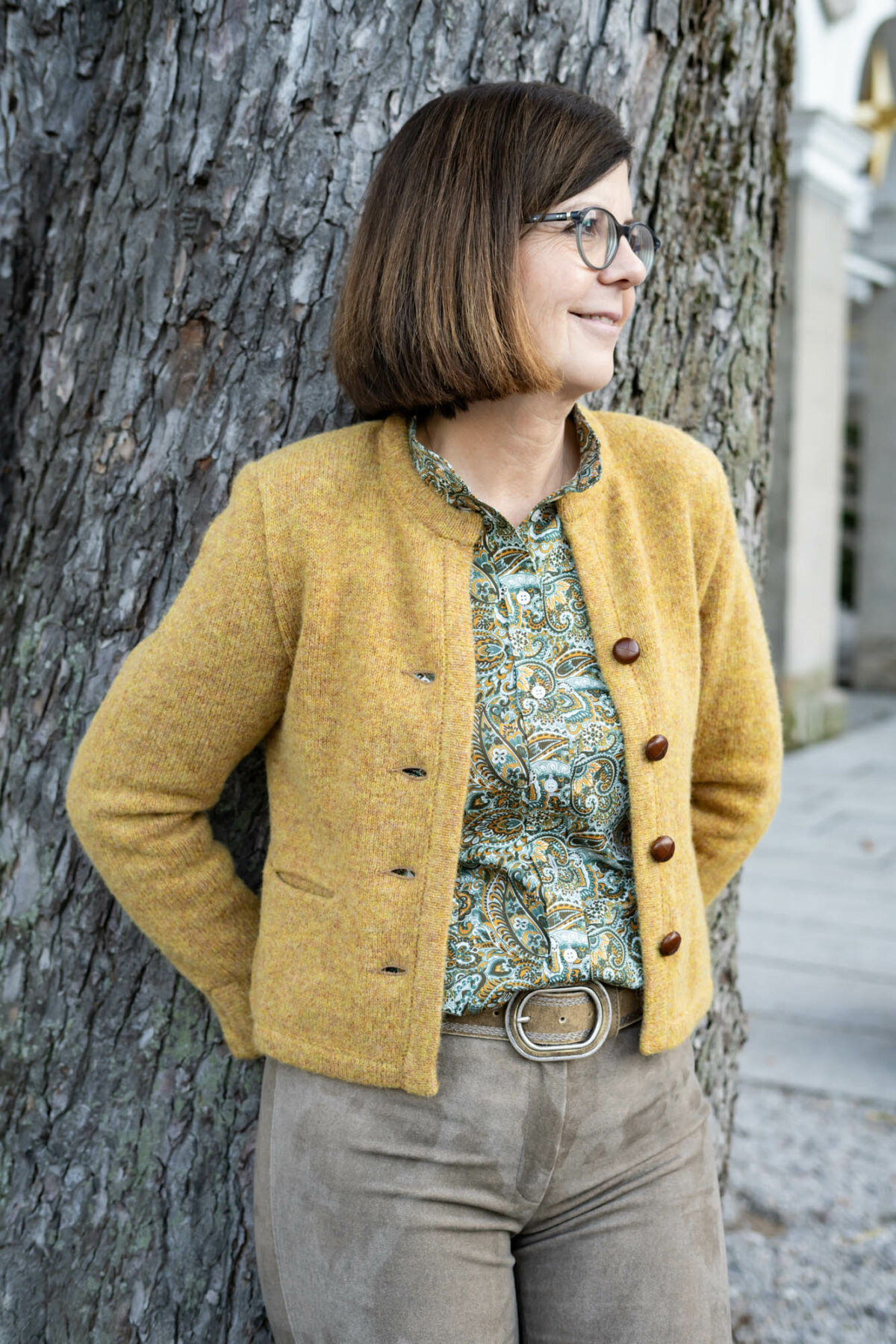 Kurze Strickjacke mit Armschlitzen – Bild 2