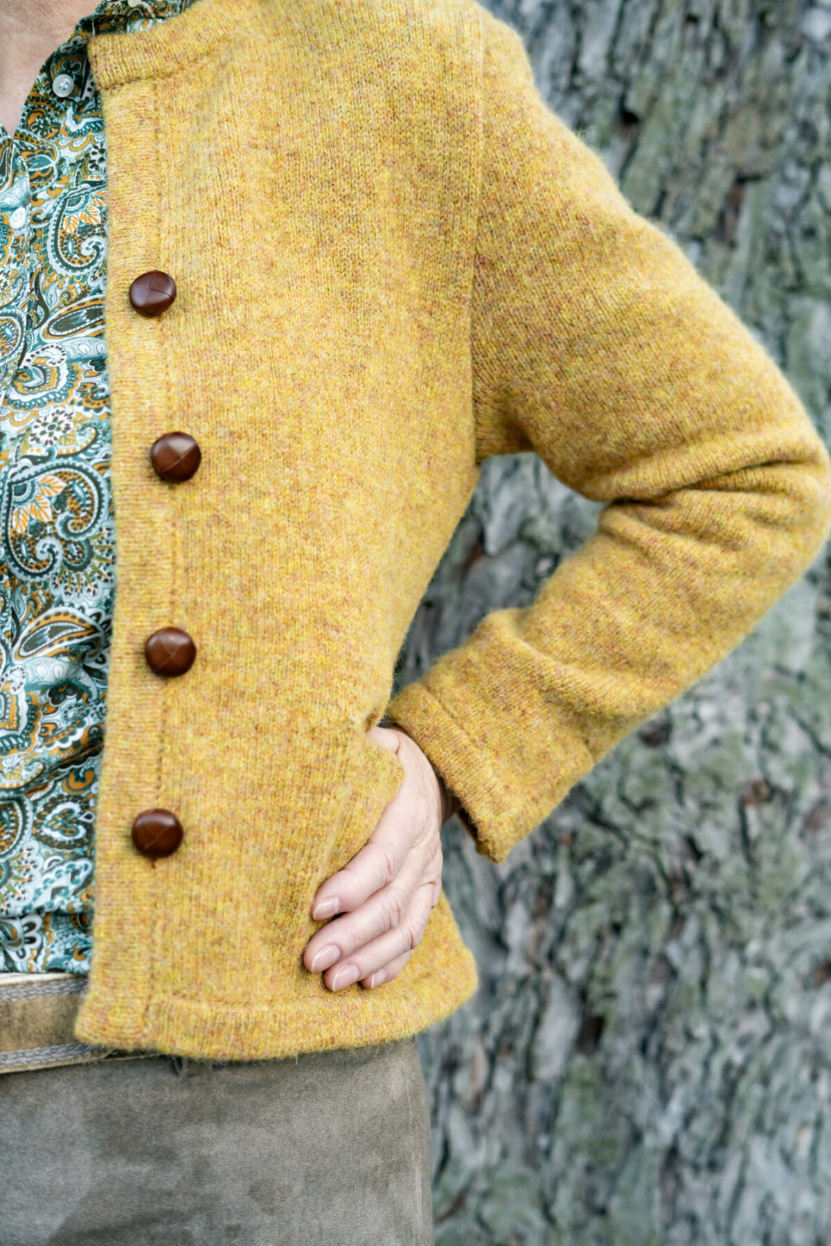 Kurze Strickjacke mit Armschlitzen – Bild 3