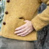Kurze Strickjacke mit Armschlitzen - Image 4