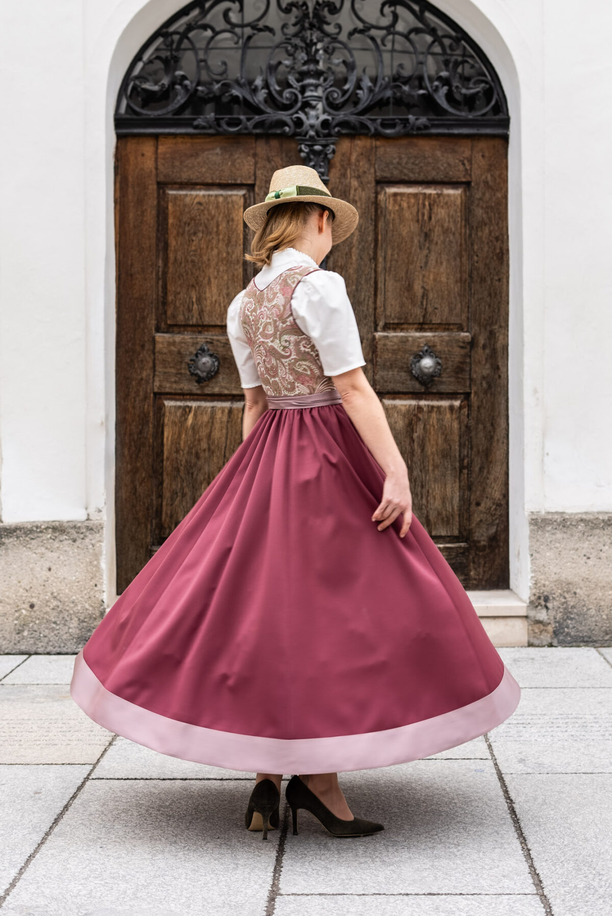 Heimatwerk Dirndl mit Seidenschürze – Bild 2