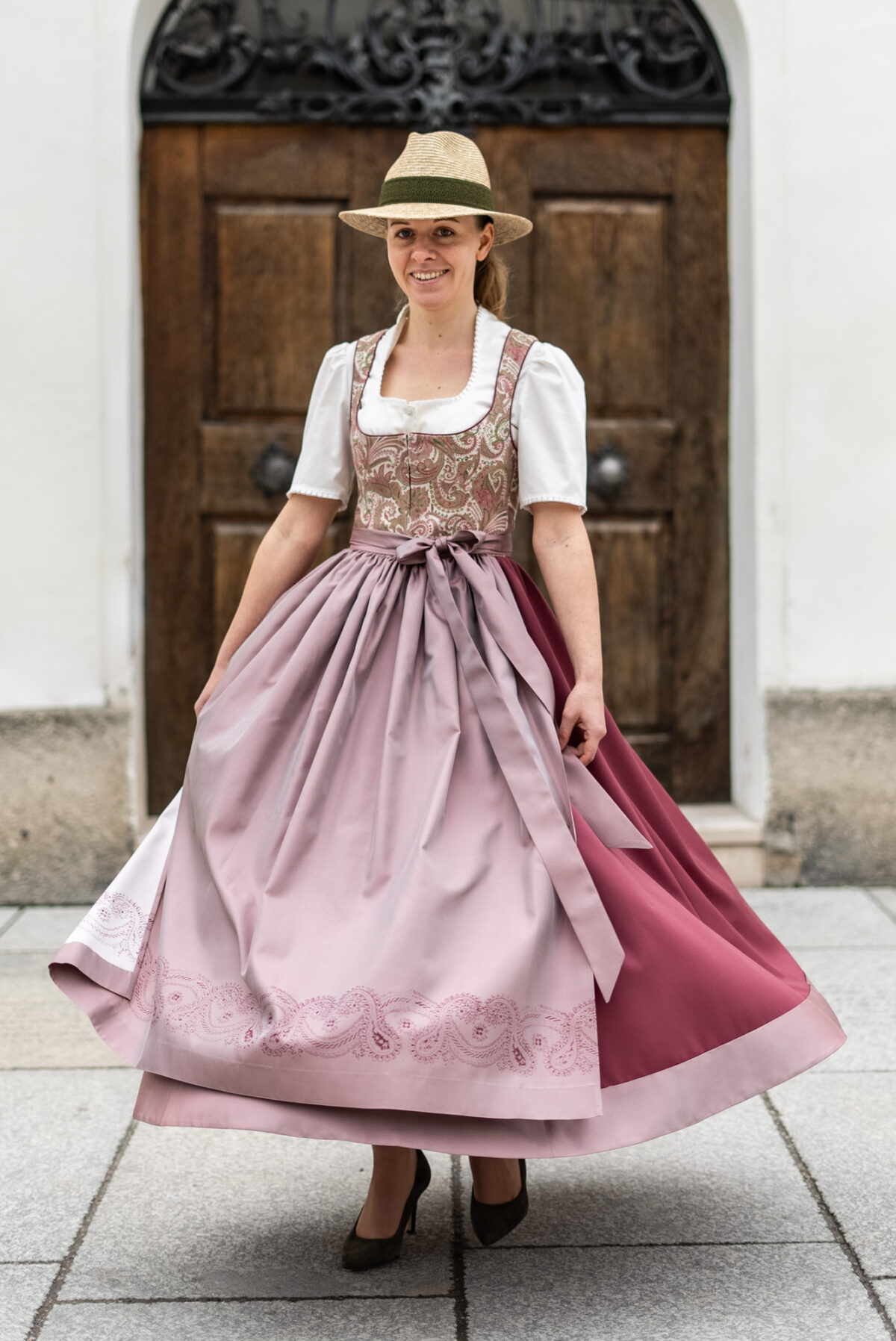 Heimatwerk Dirndl mit Seidenschürze – Bild 4