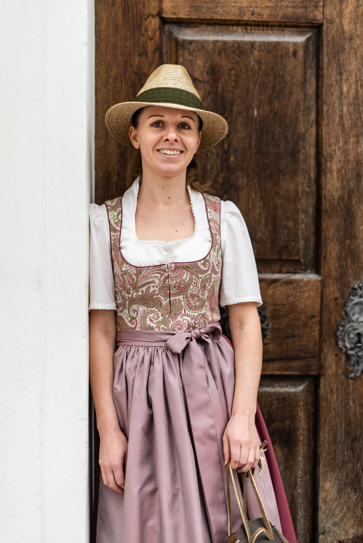 Heimatwerk Dirndl mit Seidenschürze – Bild 3