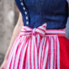 Heimatwerk Jeansdirndl mit Bettzeugschürze – Bild 5