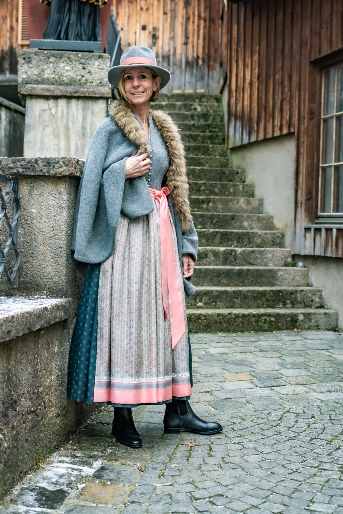 Heimatwerk Dirndl mit Alpakaloden – Bild 2
