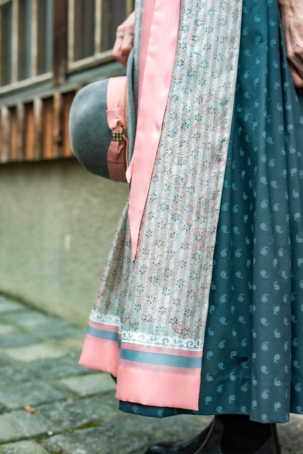 Heimatwerk Dirndl mit Alpakaloden – Bild 4