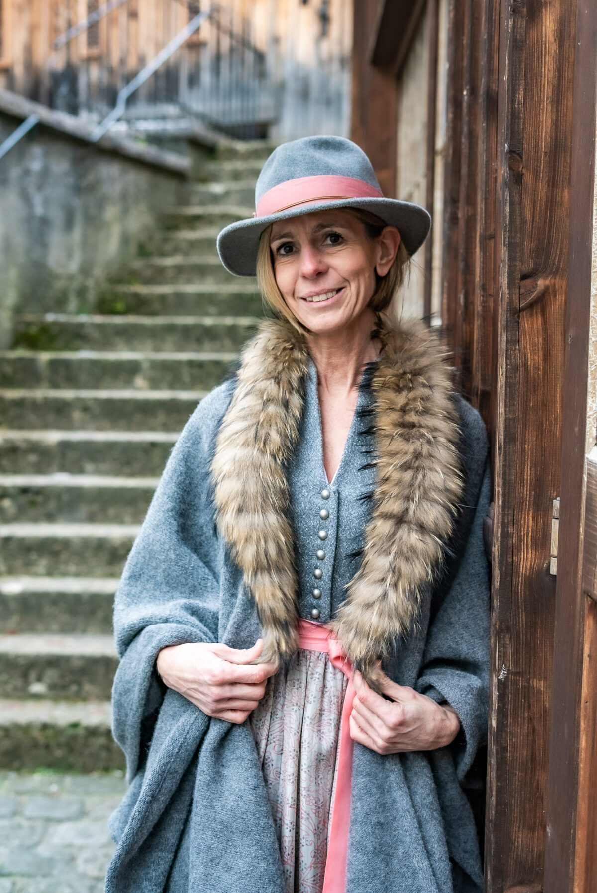 Heimatwerk Dirndl mit Alpakaloden – Bild 3