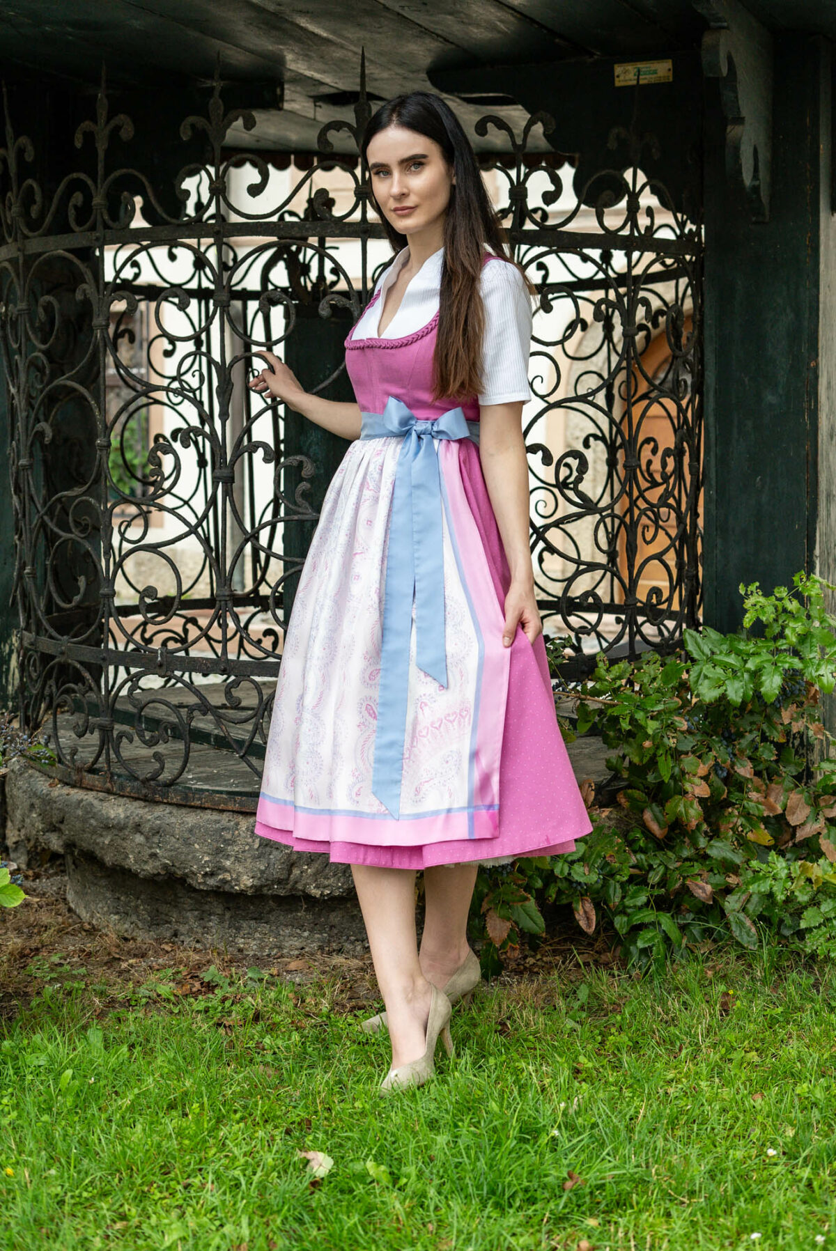 Heimatwerk Dirndl mit Handdruckschürze – Bild 6
