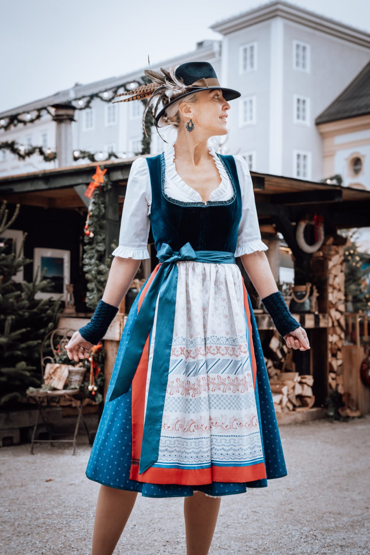 Heimatwerk Samtdirndl mit Handdruckschürze – Bild 3