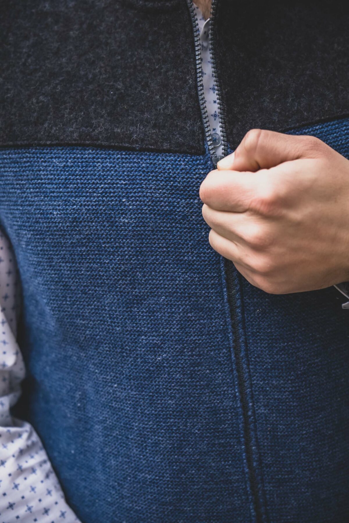 Herrengilet in Strick mit Loden – Bild 4