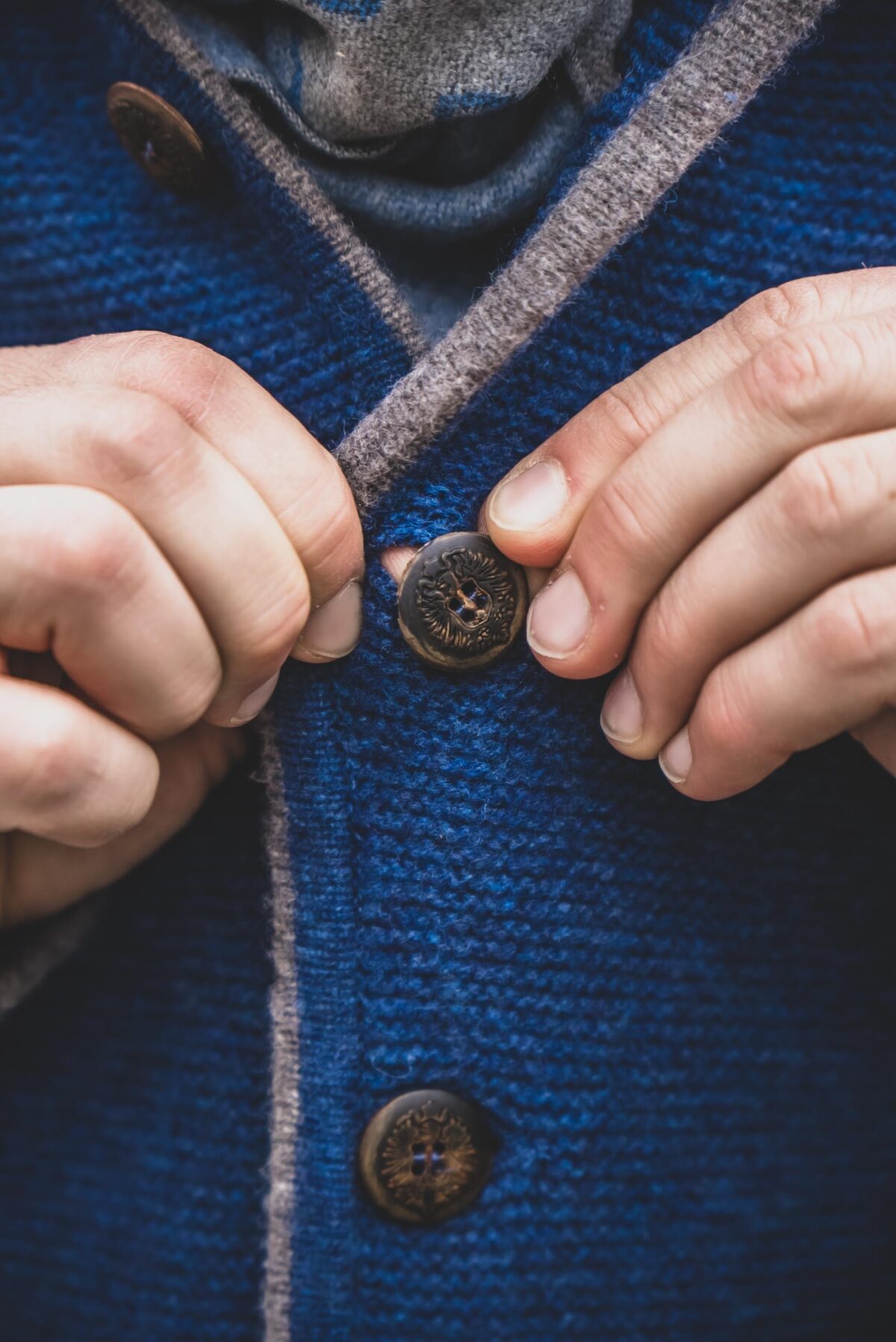 Herrenstrickjacke mit Kapuze – Bild 5