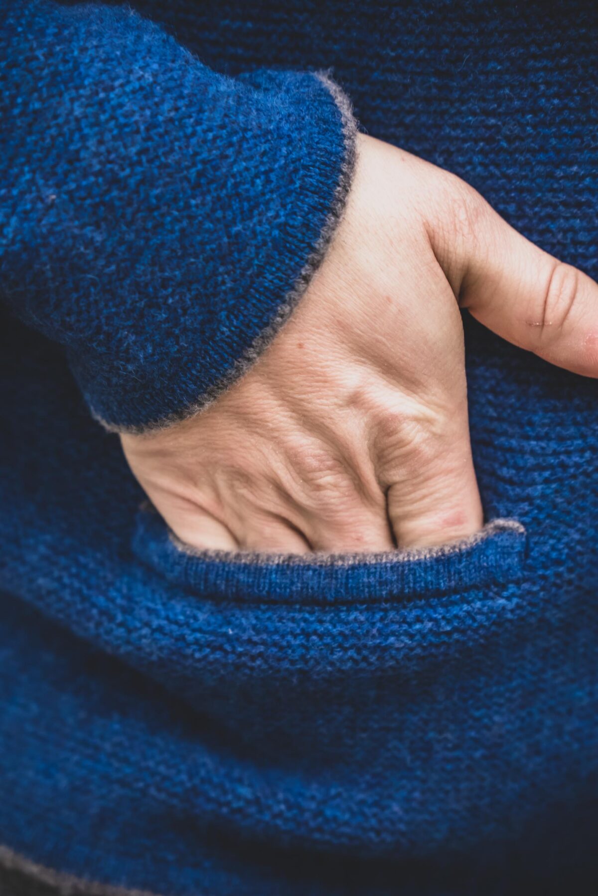 Herrenstrickjacke mit Kapuze – Bild 4