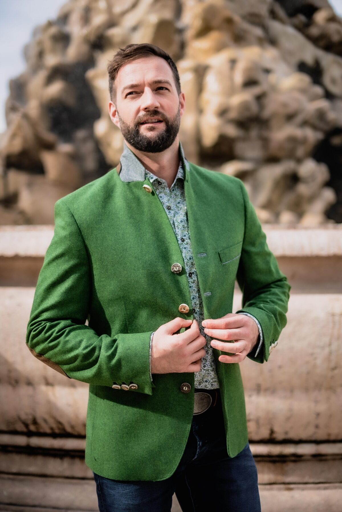 Herrenjacke in grün mit Lederpatches