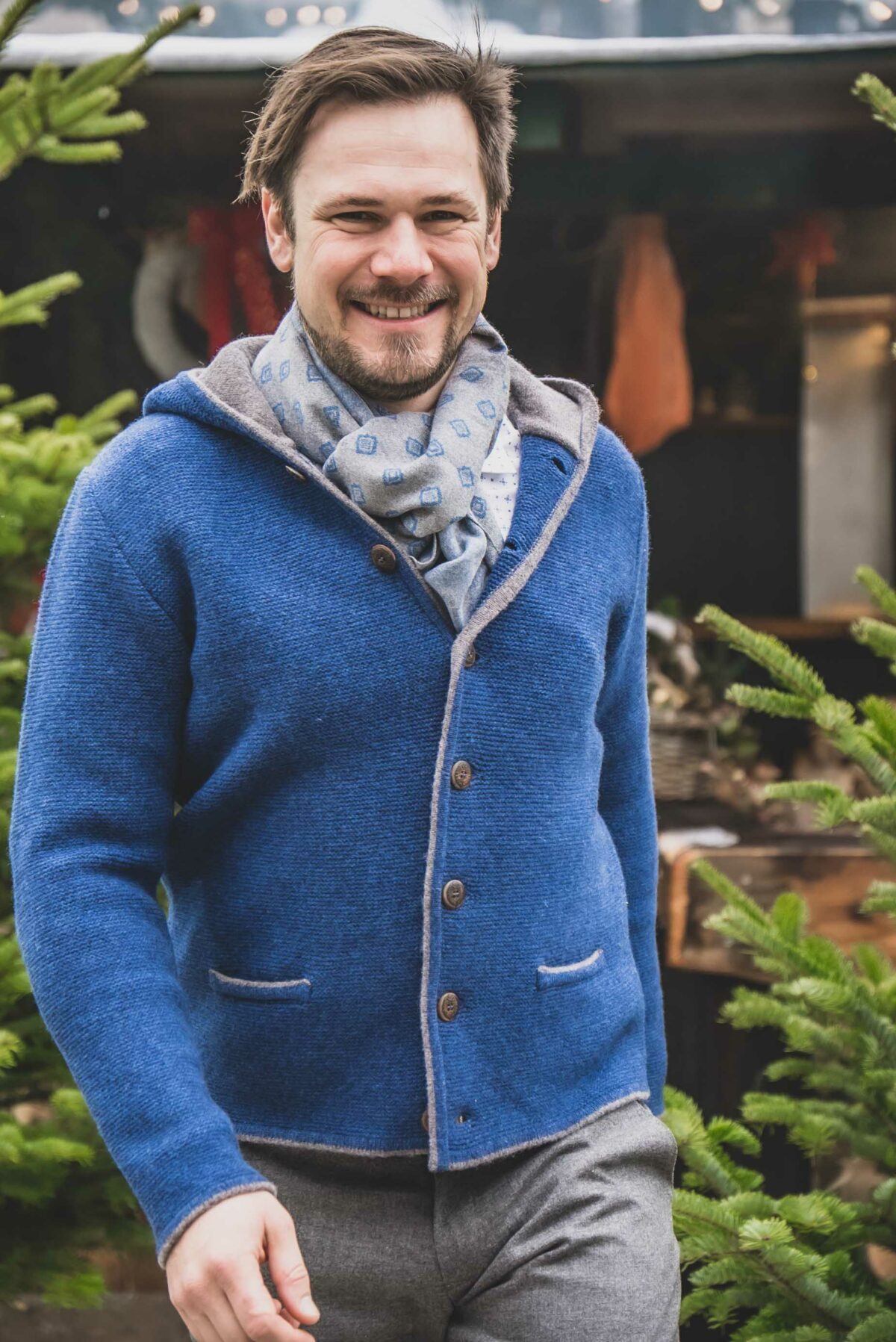 Herrenstrickjacke mit Kapuze