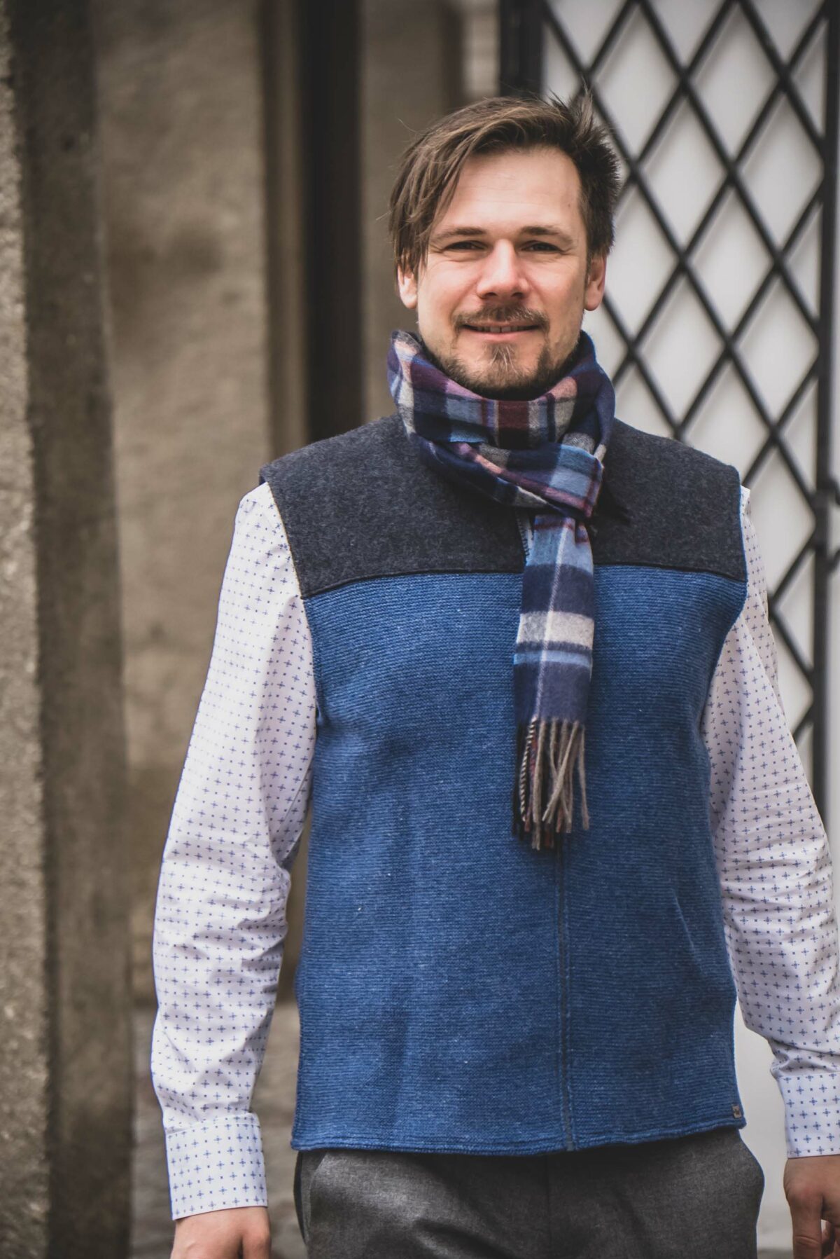 Herrengilet in Strick mit Loden