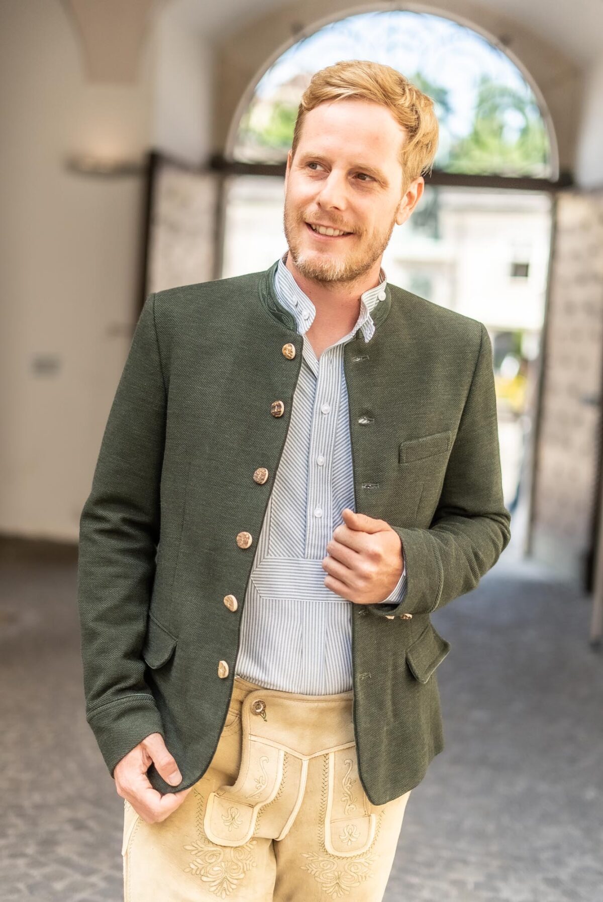Herrensakko aus feinster Merinowolle mit Samtstehkragen