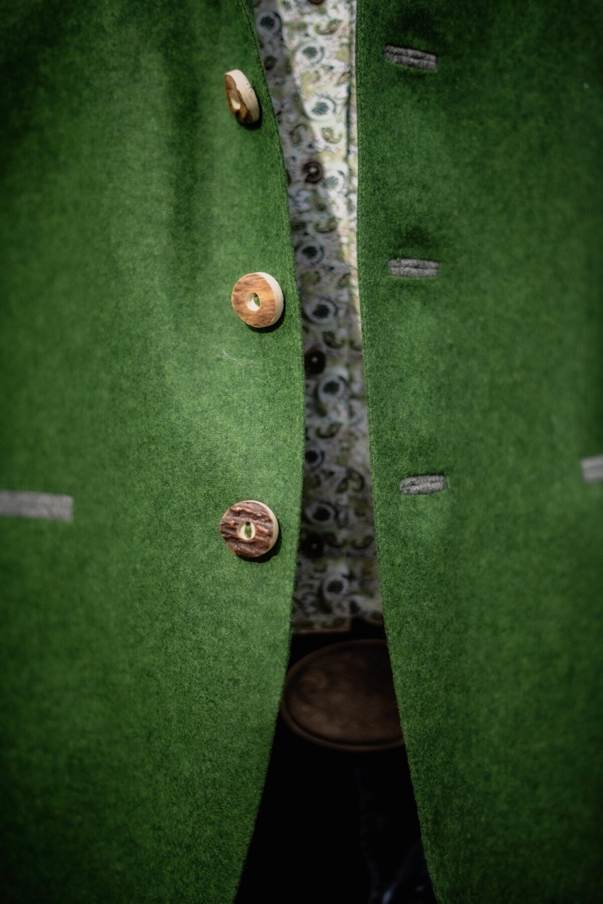 Herrenjacke in grün mit Lederpatches – Bild 4