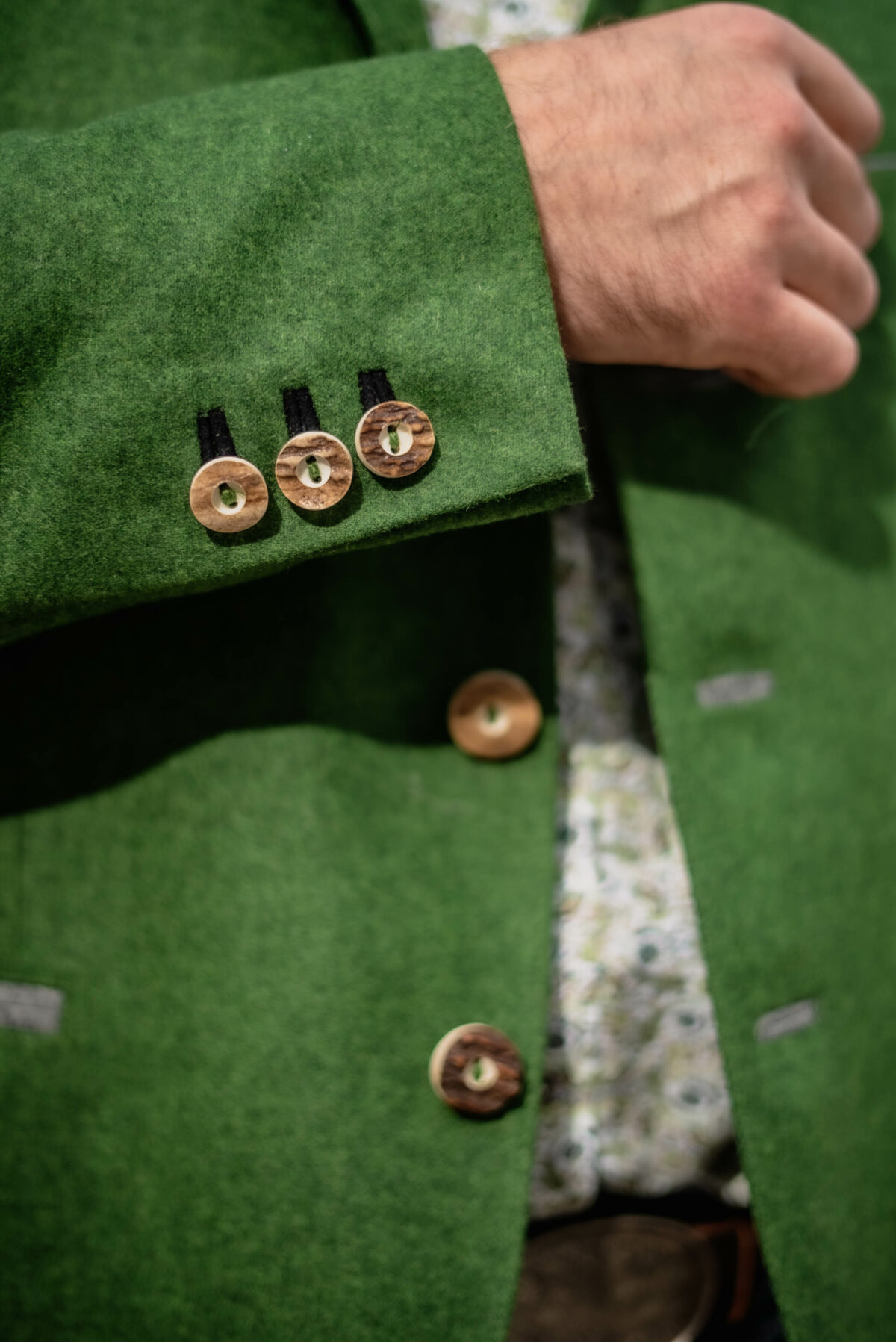 Herrenjacke in grün mit Lederpatches – Bild 5