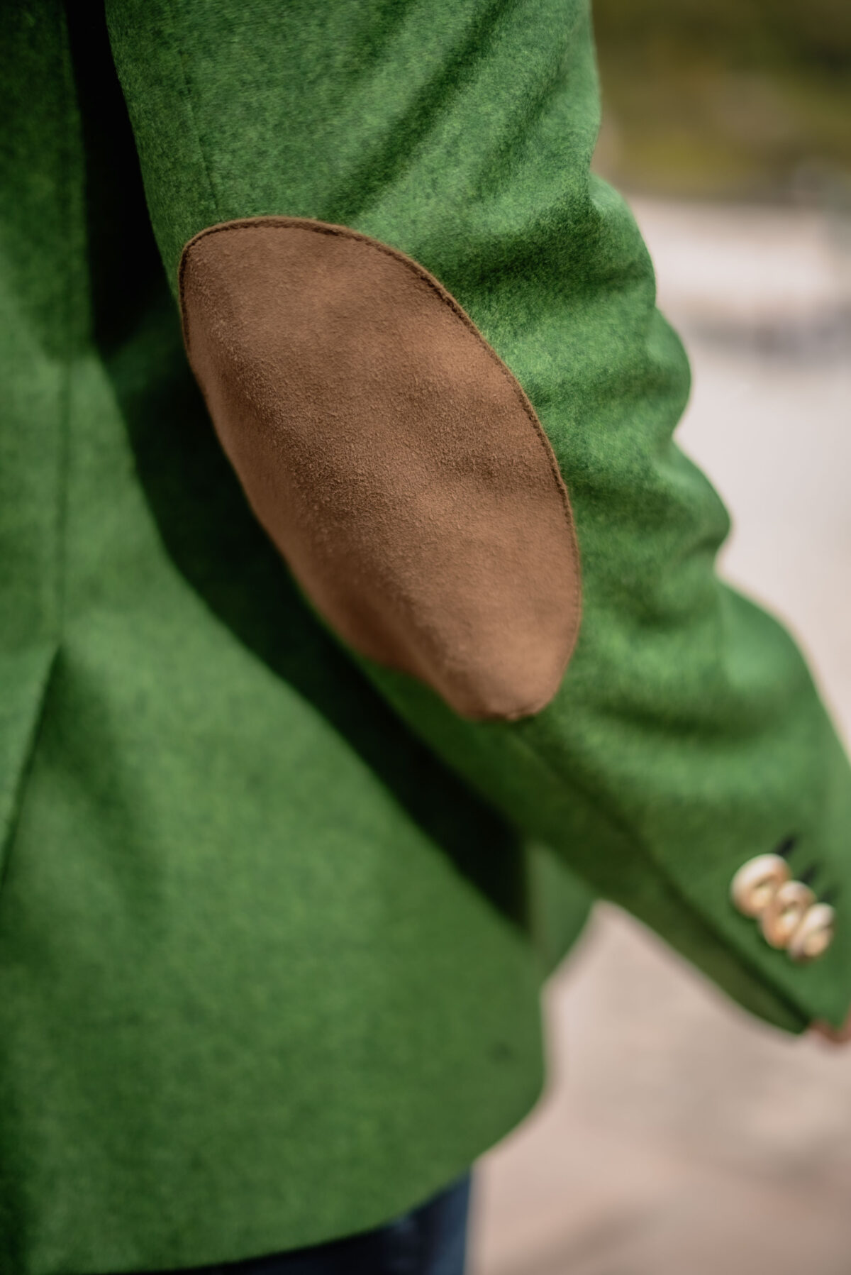 Herrenjacke in grün mit Lederpatches – Bild 3