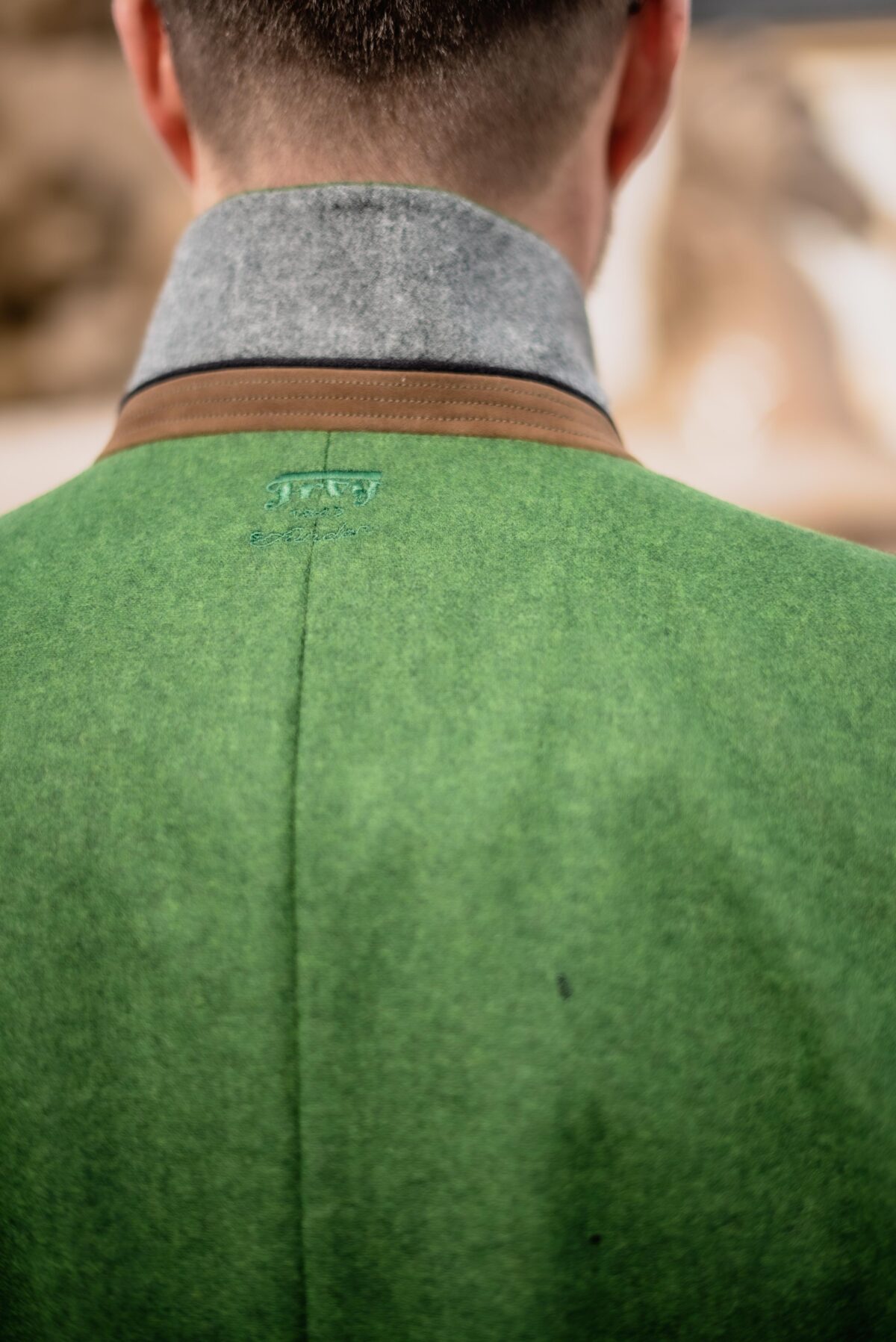 Herrenjacke in grün mit Lederpatches – Bild 6