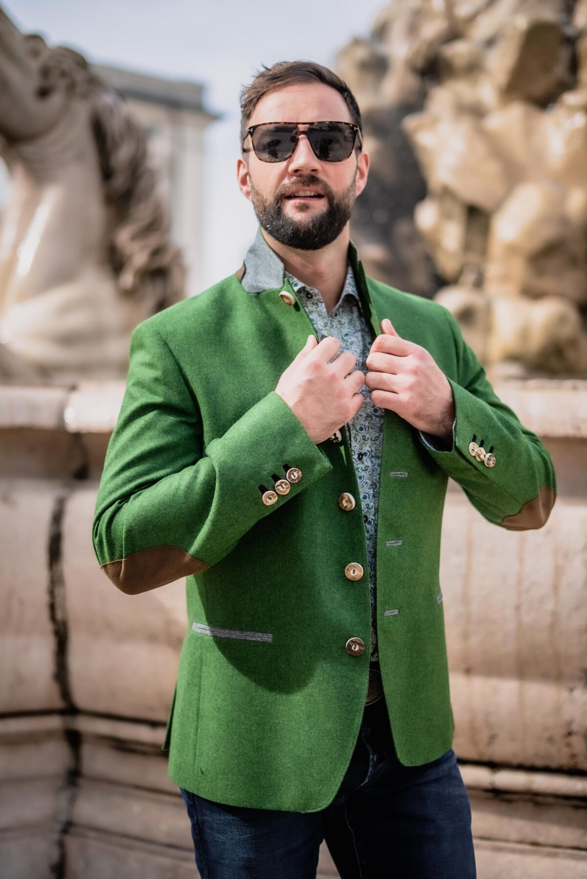 Herrenjacke in grün mit Lederpatches – Bild 2