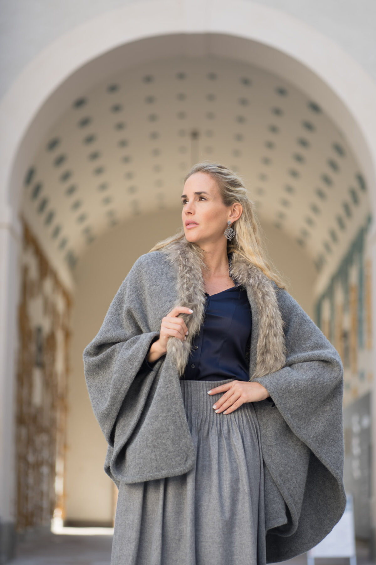 Woll-Cape mit Fell – Bild 3