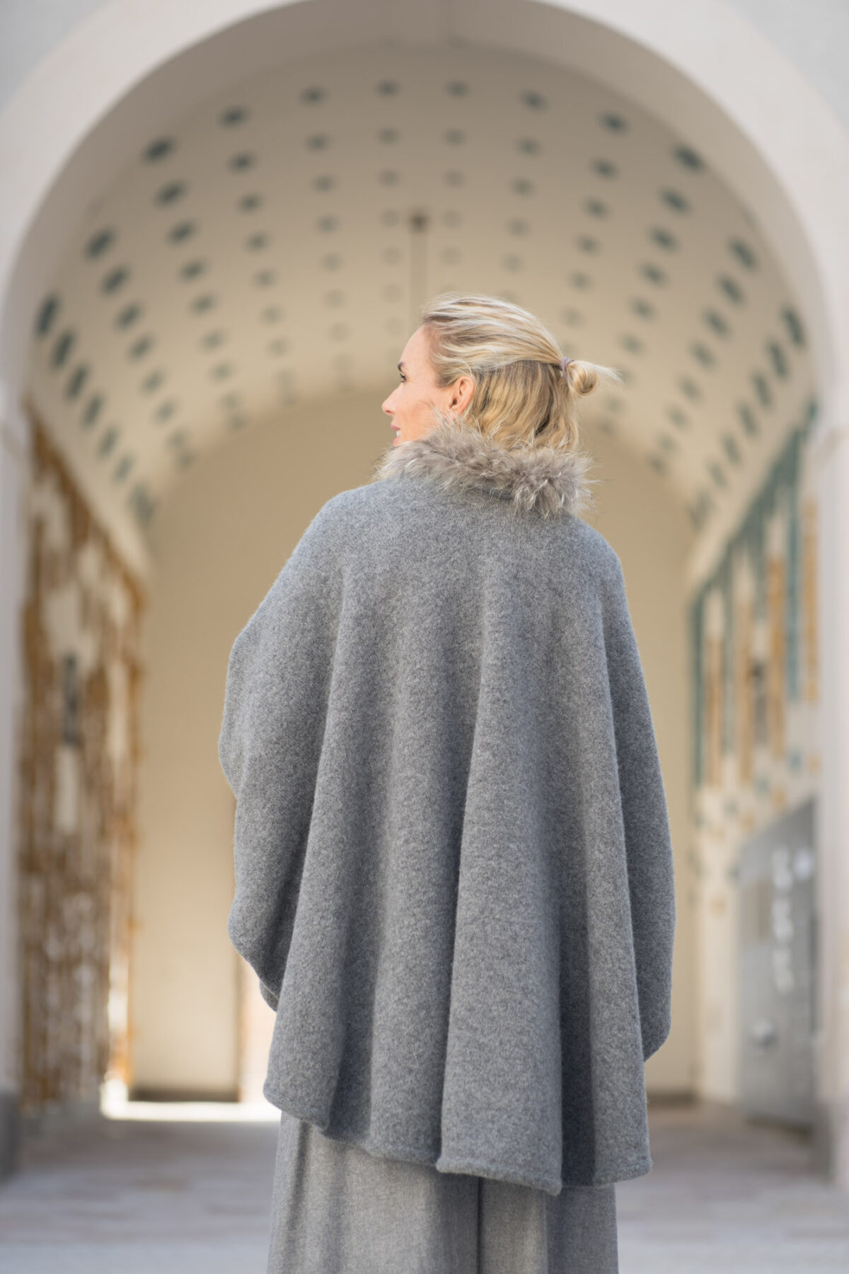 Woll-Cape mit Fell – Bild 2