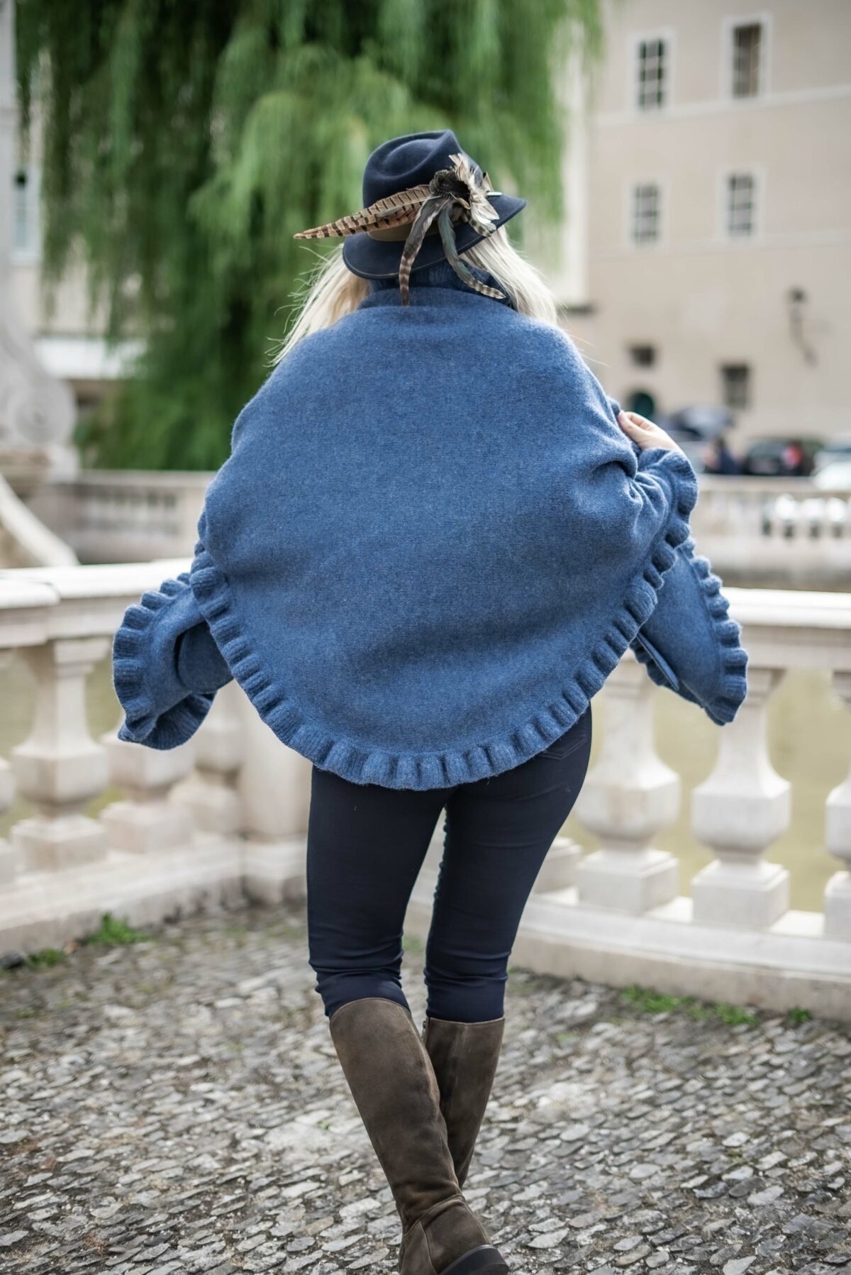 Rüschencape mit Knopf und Tasche – Bild 3