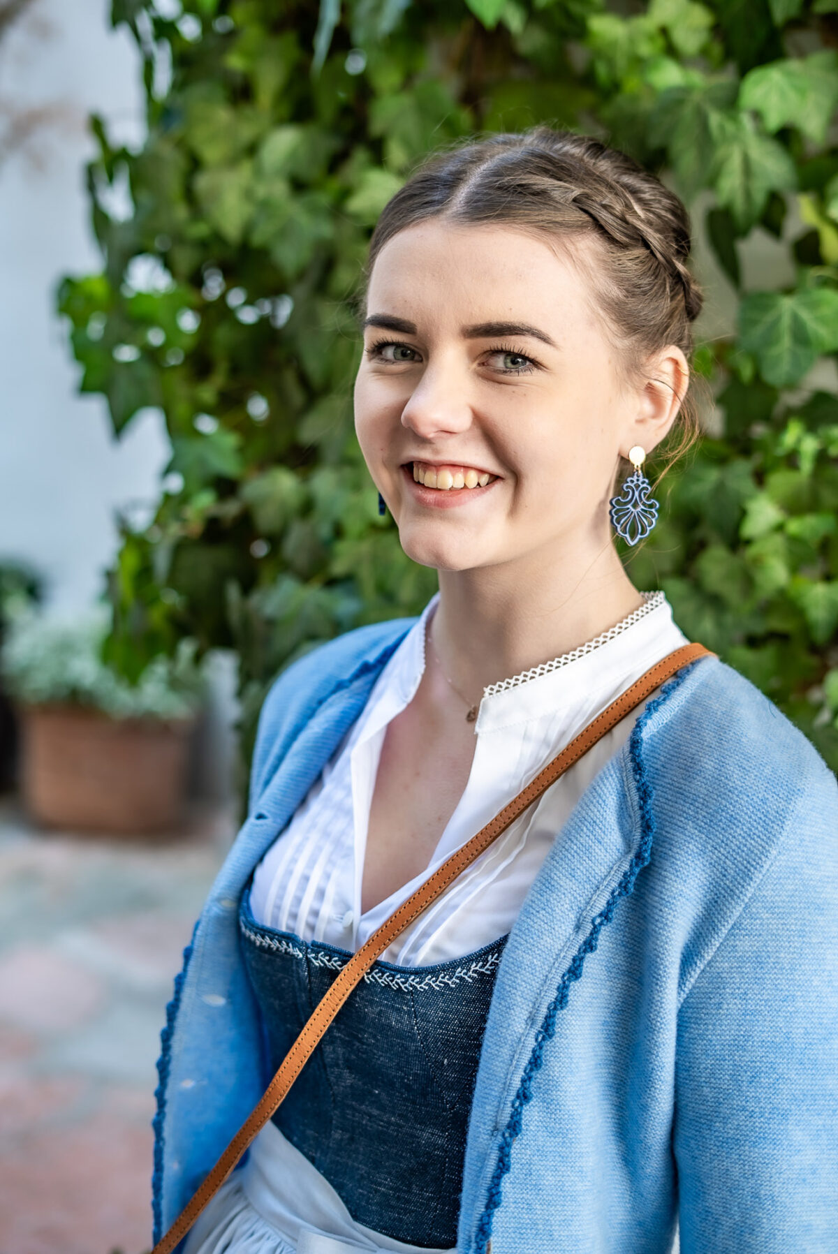 Damenstrickjacke mit Schößerl – Bild 3