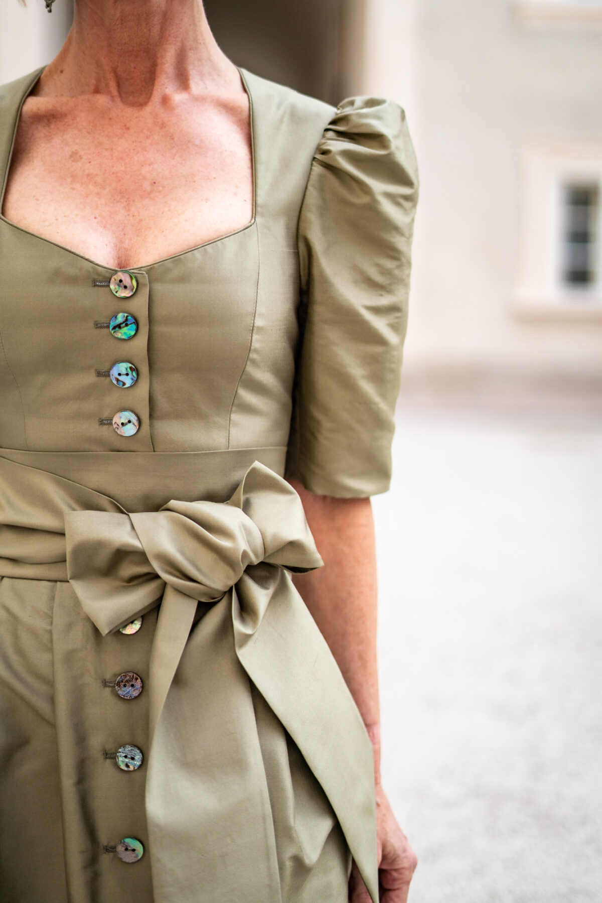 Seidenkleid mit Schärpe – Bild 2