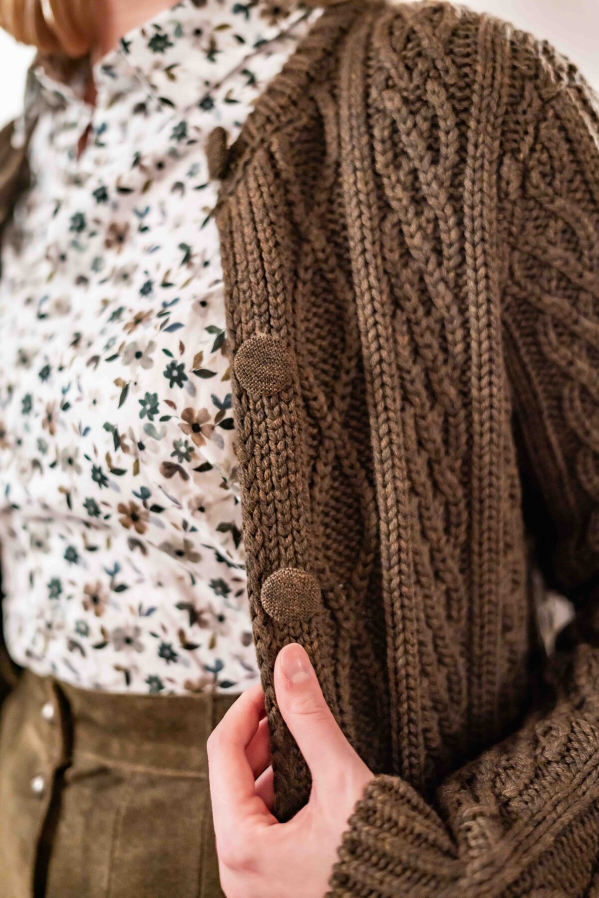 Strickjacke mit Zopfmuster – Bild 2