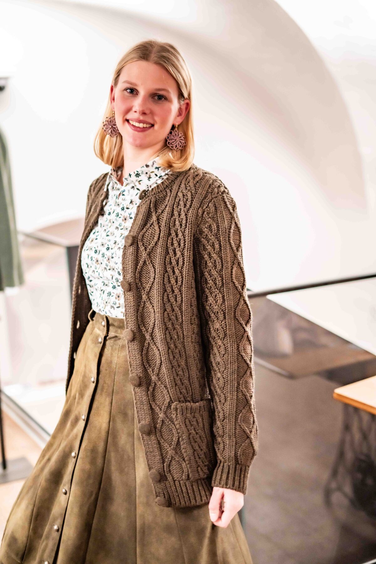 Strickjacke mit Zopfmuster