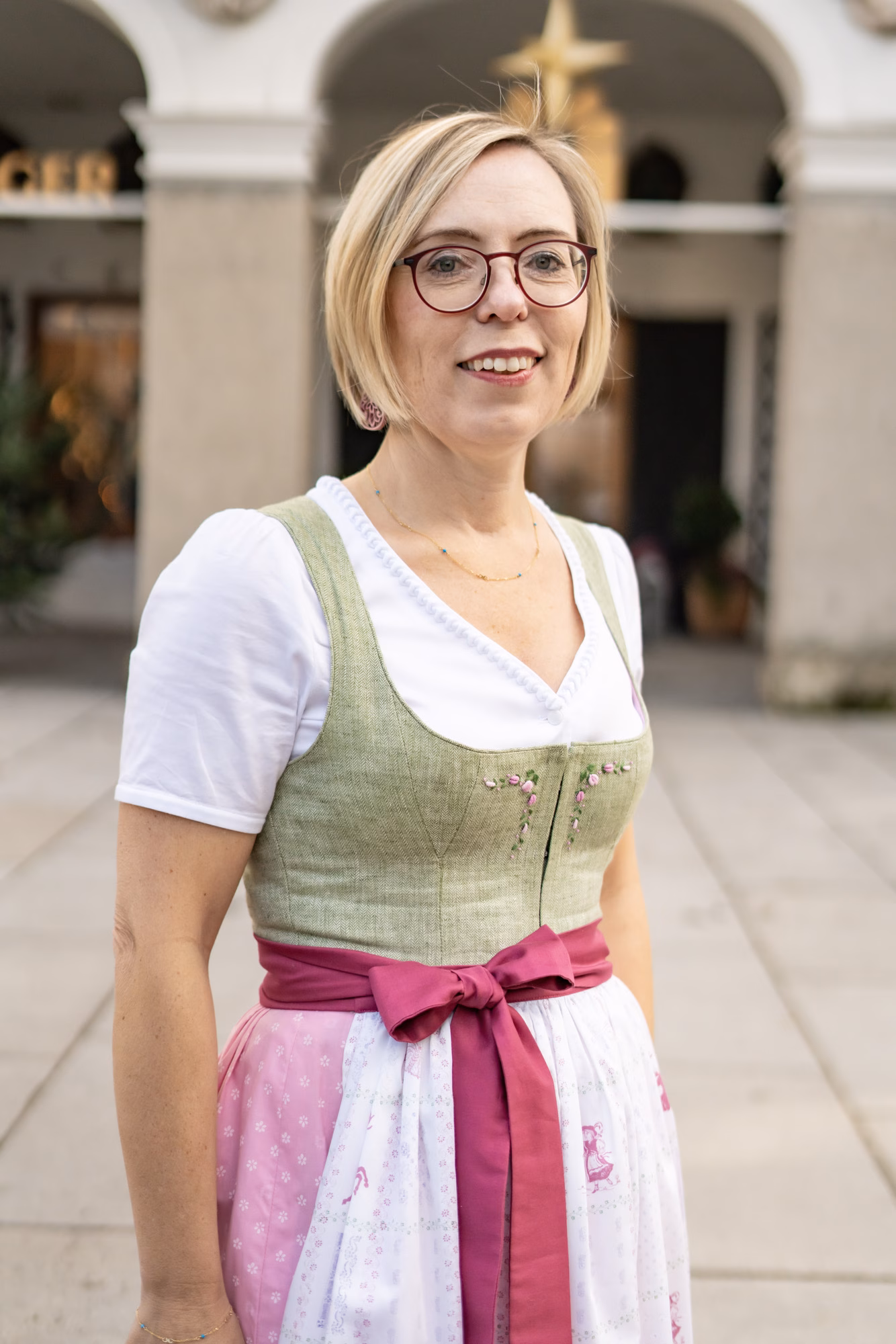 Vrouw in traditionele klederdracht.